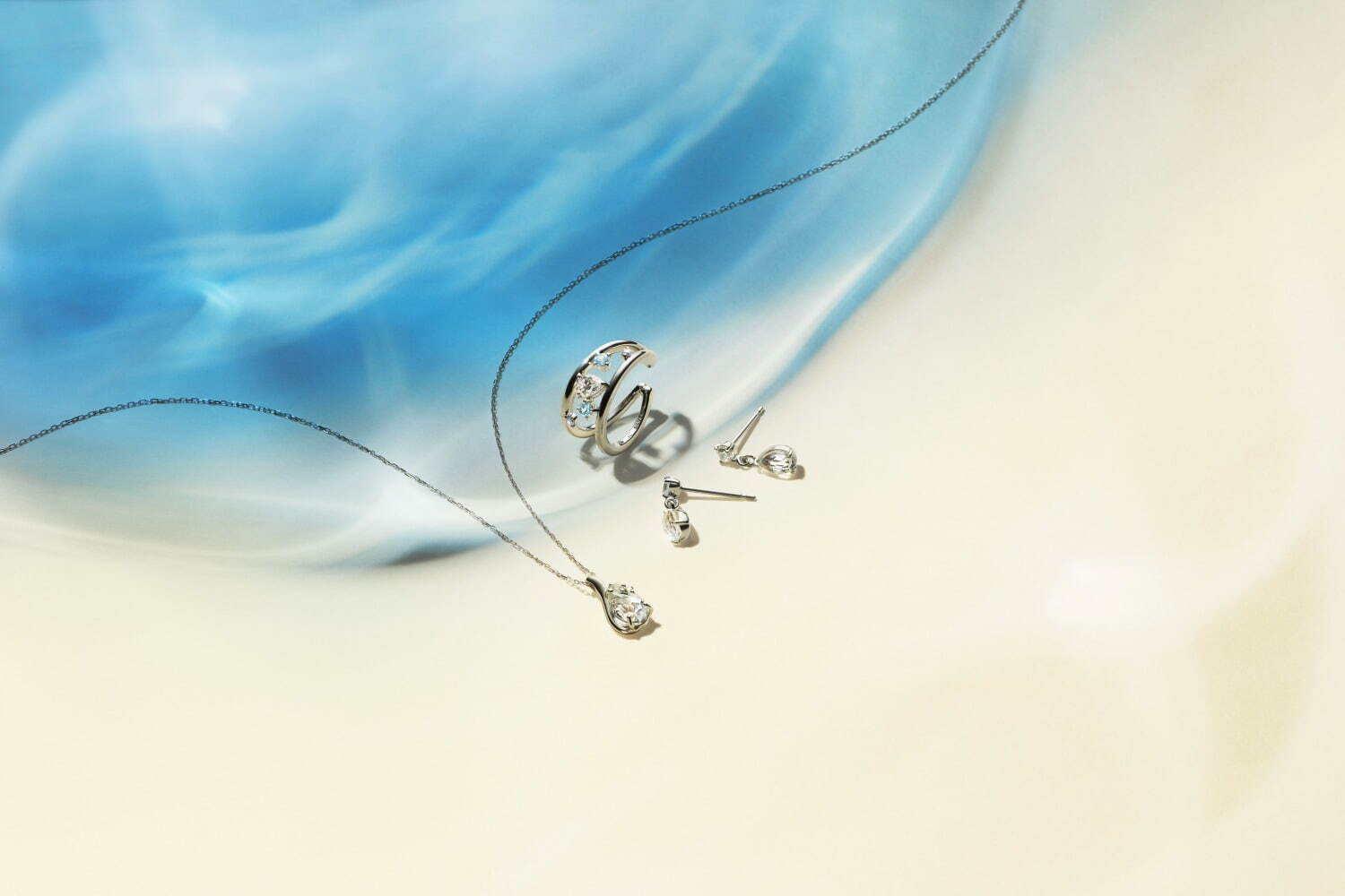 左から)K10WG Necklace / Topaz / Moonstone 26,400円
SV(Ptc) Pierced Earrings & Ear Cuff set / CZ /Topaz 22,000円