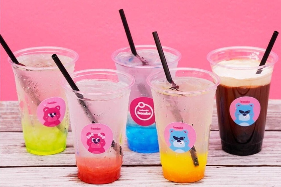 コーラ(飲料)｜マラサダドーナツ専門店「マラサダボムズ」新作ドリンク、苺など果実orナタデココ入りカラフルソーダ