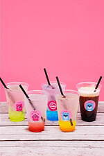 マラサダドーナツ専門店「マラサダボムズ」新作ドリンク、苺など果実orナタデココ入りカラフルソーダ｜写真2