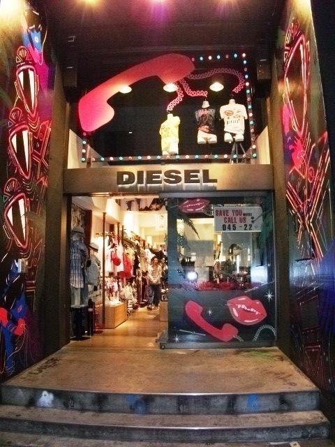 蒸し暑い真夜中のコールセンター @ DIESEL AMERICAN VILLAGE｜写真1