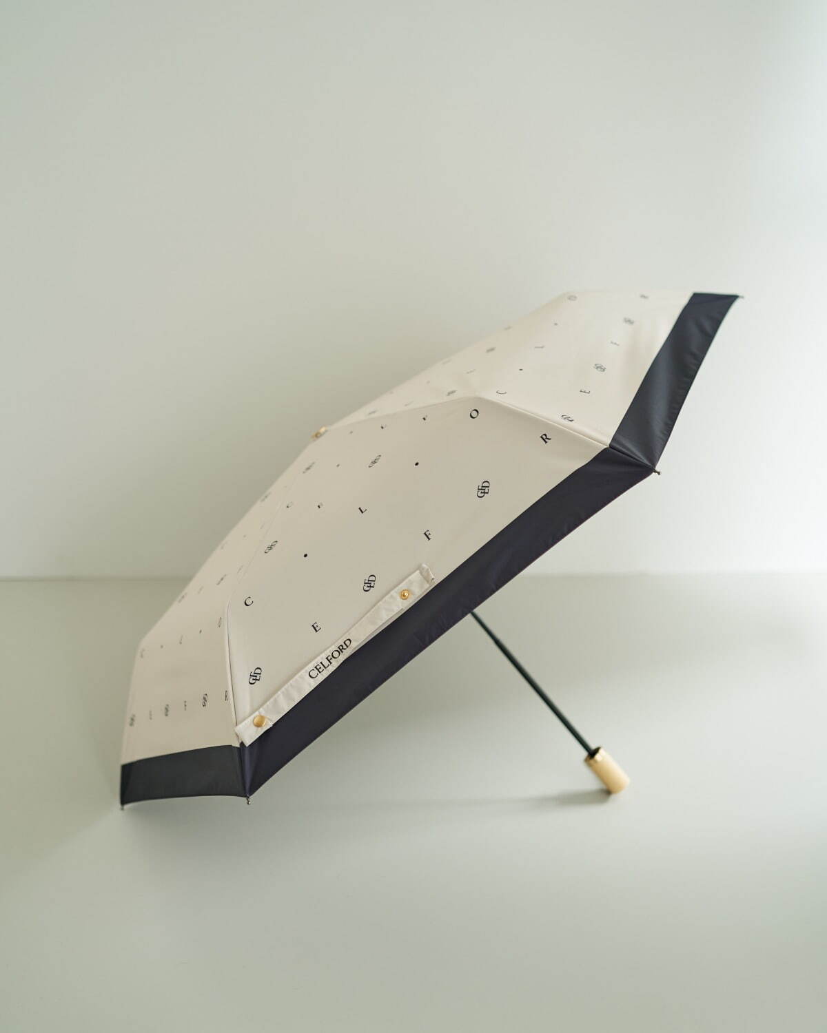 スナイデルやジェラート ピケの折り畳み傘、水彩小花柄やストロベリー柄の晴雨兼用傘｜写真4