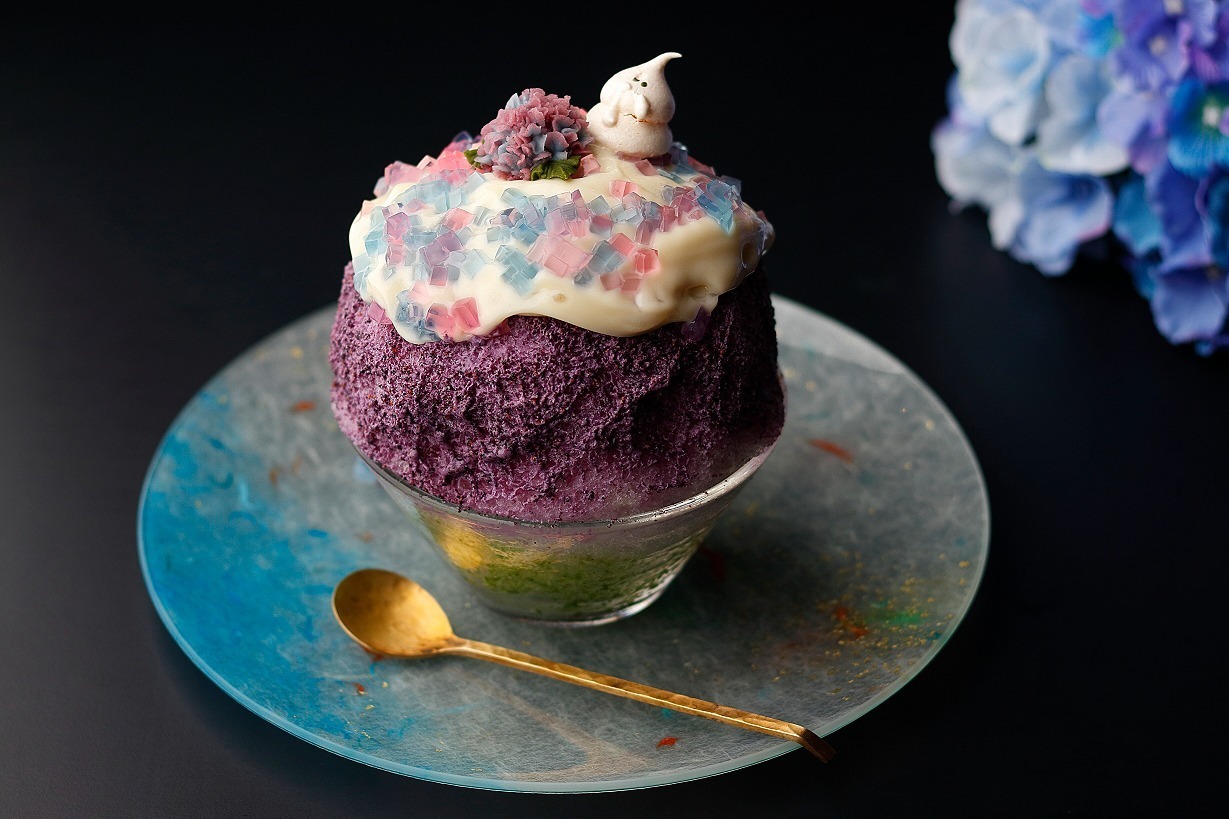 ブルーベリー｜食べられるアジサイ「紫陽花氷」“青×紫×ピンクのあんこのお花”、新宿のかき氷専門店・氷おばけで