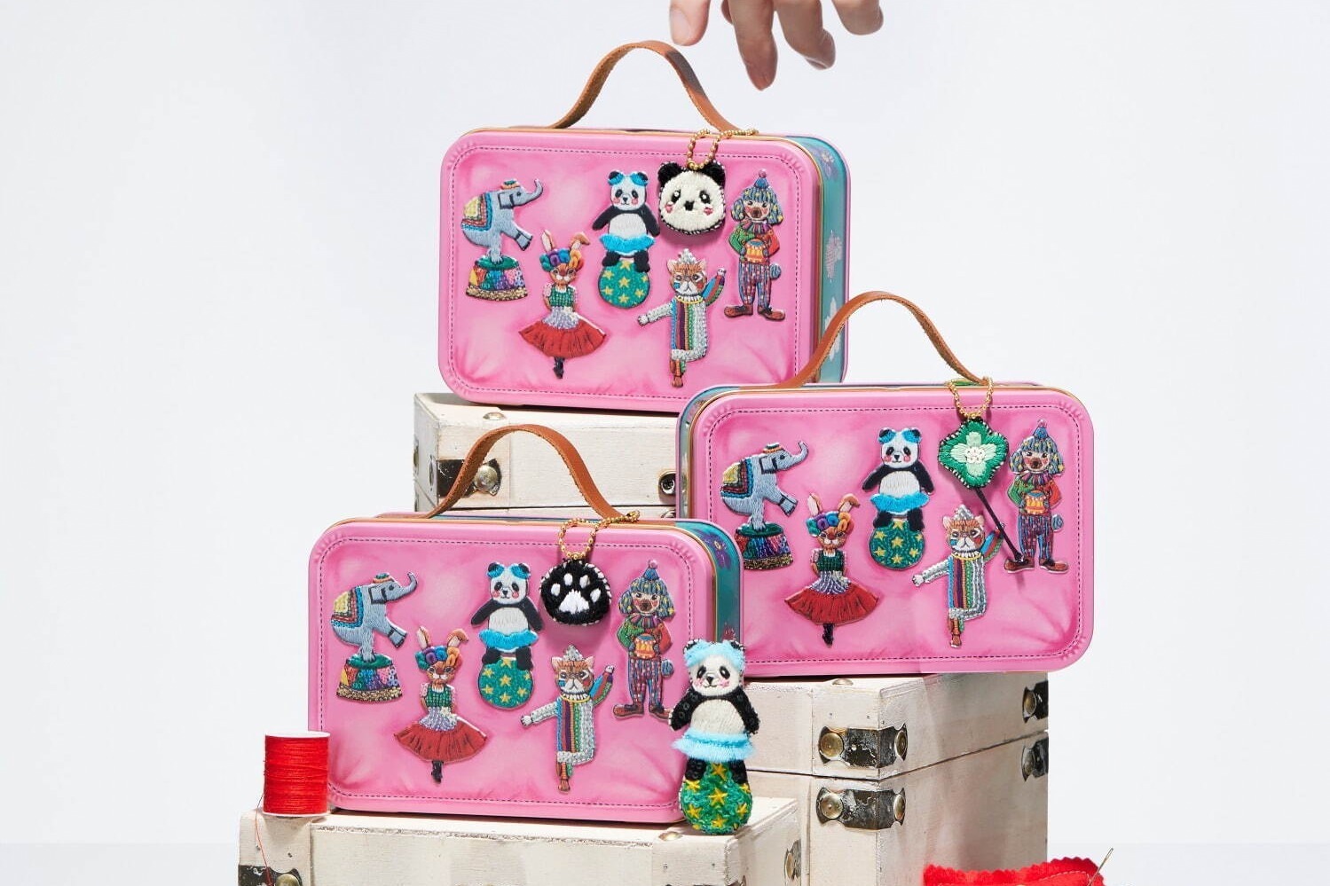 刺繍バッグ缶」“パンダの刺繍チャームが選べる”キャラメルケーキ、大丸札幌店の青山デカーボショップで ファッションプレス