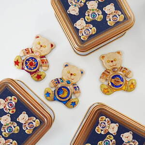 刺繍バッグ缶」“パンダの刺繍チャームが選べる”キャラメルケーキ