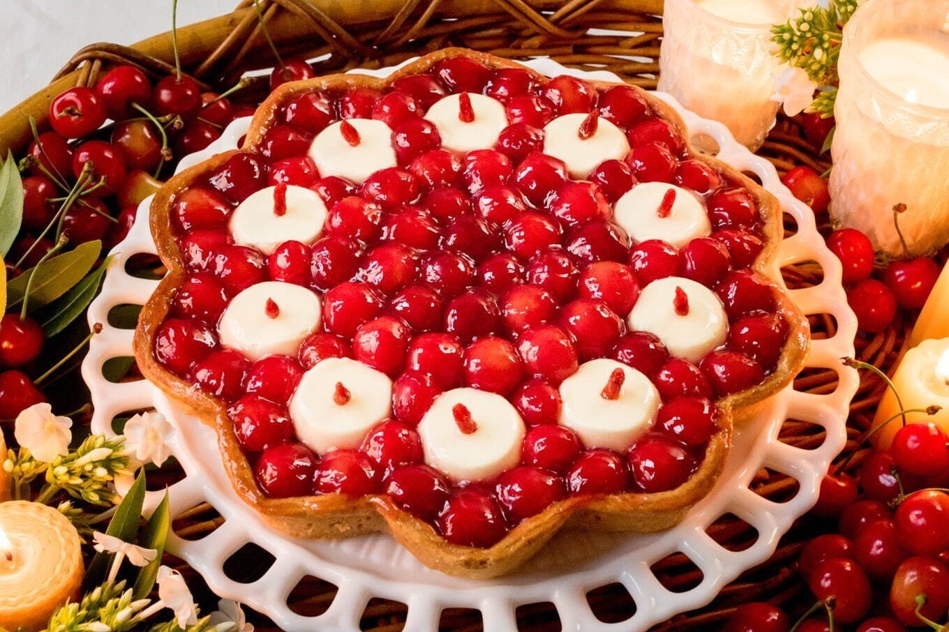 キル フェ ボン「佐藤錦のキャンドルナイトケーキ」ジューシーなさくらんぼ×キャンドル型の杏仁ムース