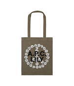 A.P.C.“著名ミュージシャン”から着想したペイズリーシャツ＆厚底サンダル｜写真20