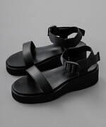 ヨー ビオトープ“オールブラック”厚底サンダル、インソールブランド「フットワークス」別注で｜写真1