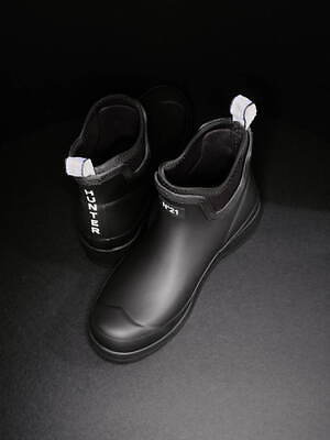 N21×ハンターのコラボレインブーツ、アクセントにピンクベージュのプルタブ｜写真3
