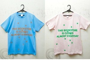 クードス“本屋にまつわるレタリング入り”Tシャツ、東京の書店・フロットサムブックスとコラボ