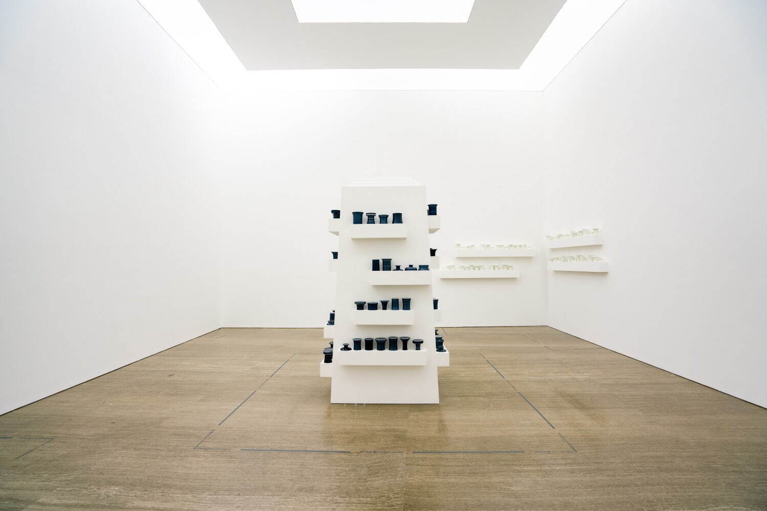 劉建華 《塔器》 2021-22年 磁器・木・石英砂 サイズ可変
©Liujianhua Studio