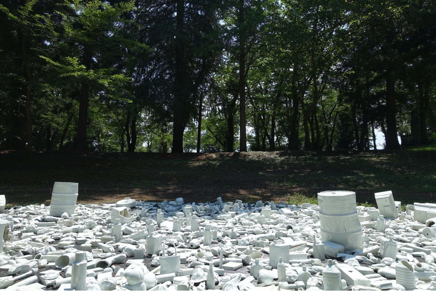 美術館｜“磁器の現代美術”劉建華の個展が十和田市現代美術館で - 磁器の儚さと現代の空虚さの交錯