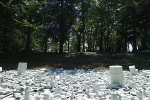 “磁器の現代美術”劉建華の個展が十和田市現代美術館で - 磁器の儚さと現代の空虚さの交錯