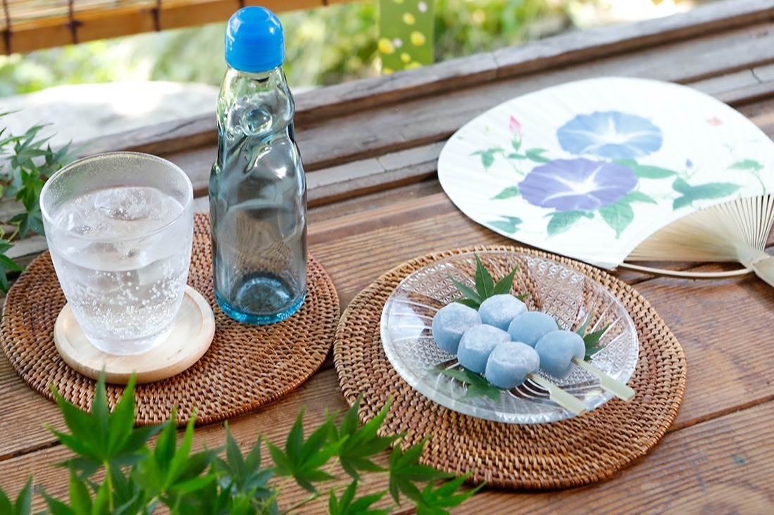 わらび餅｜“ラムネ風味”のわらび餅「串わらび」爽やかラムネ×レモンの懐かしい味わい、京都駅限定で