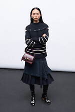 3.1 フィリップ リム 2024年リゾートコレクション、NYで生き抜くお洒落なギャラリスト｜写真24