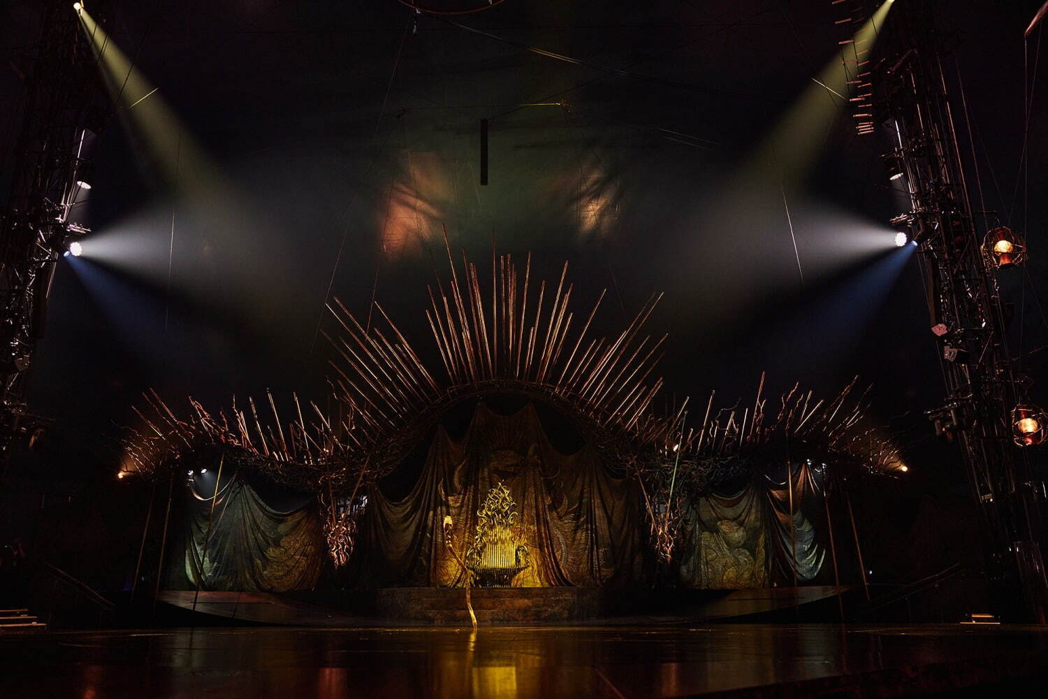 「アレグリア-新たなる光-」オープニング
Photos: Cirque du Soleil 2021 / Costumes: Dominique Lemieux