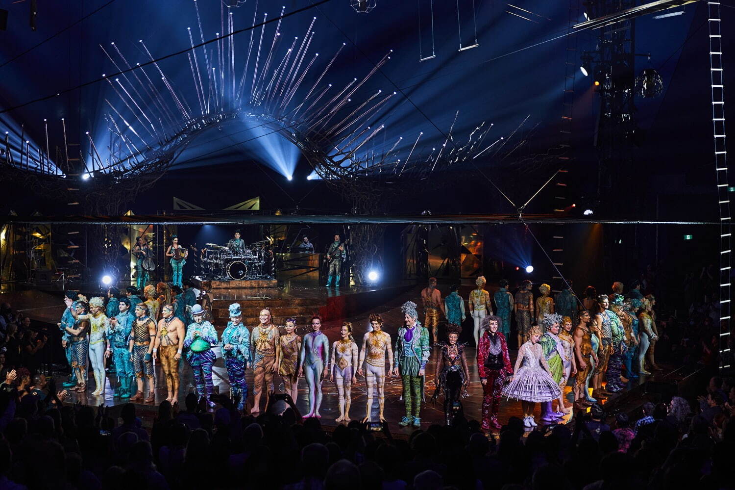 「アレグリア-新たなる光-」フィナーレ
Photos: Cirque du Soleil 2021 / Costumes: Dominique Lemieux