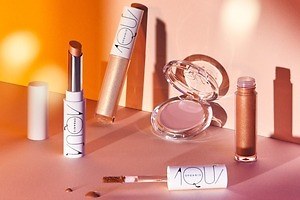 アクア・アクア23年秋冬コスメ、うるんだ瞳が叶うリキッドアイシャドー＆“深みオレンジ”のリップ