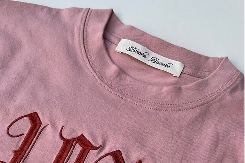 タナカダイスケ“LOVE刺繍入り”ピンクの新色Tシャツ、伊勢丹新宿で先行即売＆新作の受注販売も