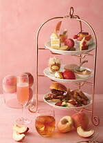 キハチ 青山本店“桃尽くし”アフタヌーンティー、白桃クラムパイやショートケーキ｜写真1