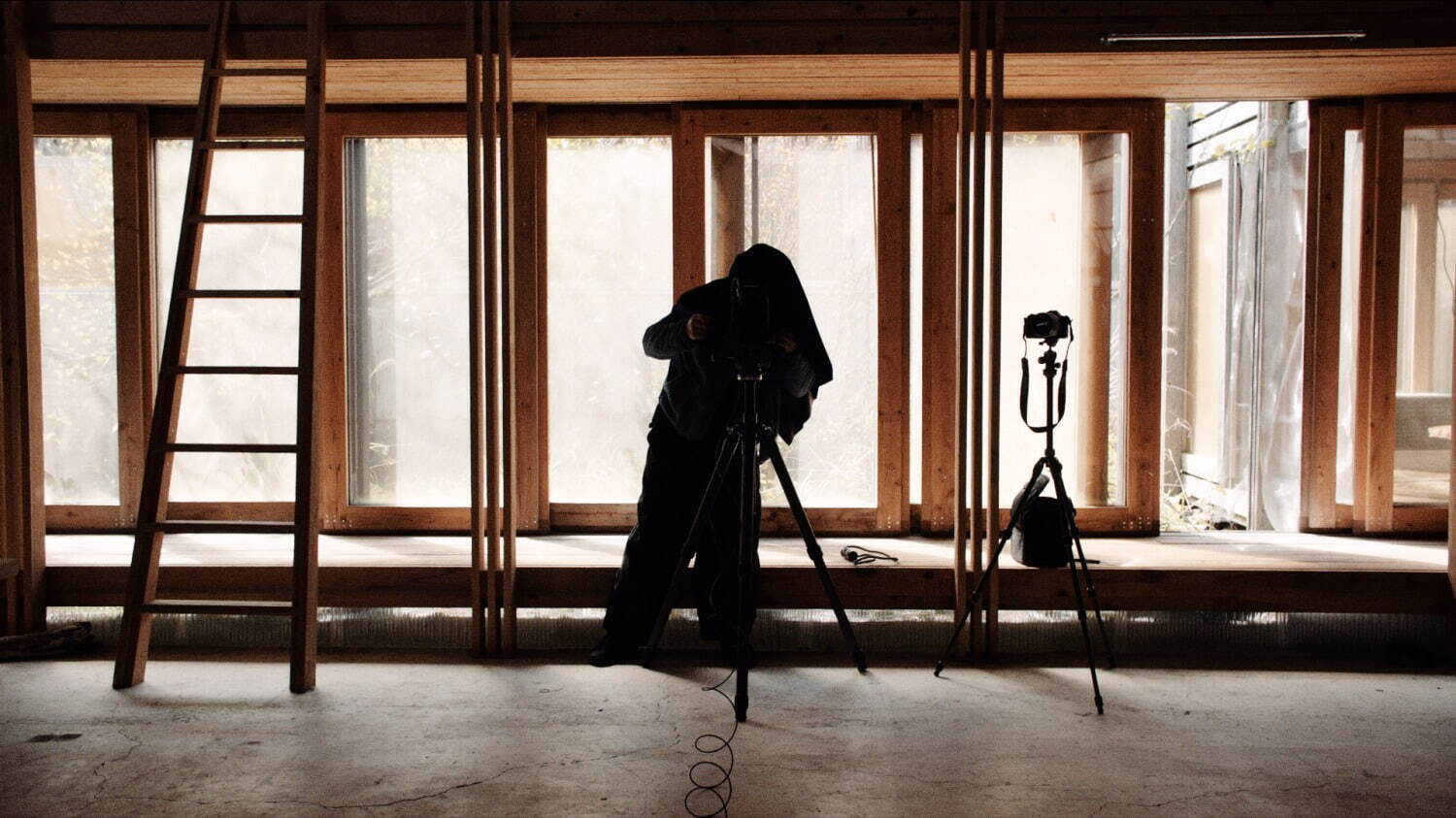 エイポック エイブル イッセイ ミヤケ、写真家・西野壮平の作品を投影したモノクロのコートやハット｜写真6