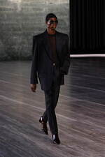 サンローラン 2024年メンズ夏コレクション - マスキュリンとフェミニン、自由な相互作用｜写真10