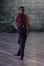 サンローラン 2024年メンズ夏コレクション - マスキュリンとフェミニン、自由な相互作用｜写真11