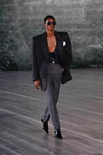 サンローラン 2024年メンズ夏コレクション - マスキュリンとフェミニン、自由な相互作用｜写真13