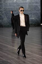 サンローラン 2024年メンズ夏コレクション - マスキュリンとフェミニン、自由な相互作用｜写真15