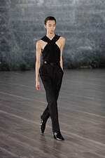 サンローラン 2024年メンズ夏コレクション - マスキュリンとフェミニン、自由な相互作用｜写真16