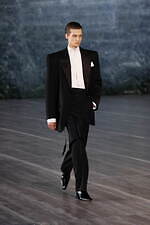 サンローラン 2024年メンズ夏コレクション - マスキュリンとフェミニン、自由な相互作用｜写真17