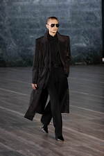 サンローラン 2024年メンズ夏コレクション - マスキュリンとフェミニン、自由な相互作用｜写真19