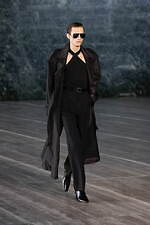 サンローラン 2024年メンズ夏コレクション - マスキュリンとフェミニン、自由な相互作用｜写真20