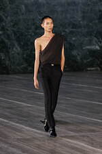 サンローラン 2024年メンズ夏コレクション - マスキュリンとフェミニン、自由な相互作用｜写真25