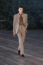 サンローラン 2024年メンズ夏コレクション - マスキュリンとフェミニン、自由な相互作用｜写真27