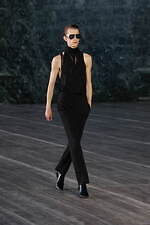 サンローラン 2024年メンズ夏コレクション - マスキュリンとフェミニン、自由な相互作用｜写真28