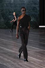 サンローラン 2024年メンズ夏コレクション - マスキュリンとフェミニン、自由な相互作用｜写真33