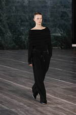 サンローラン 2024年メンズ夏コレクション - マスキュリンとフェミニン、自由な相互作用｜写真34