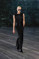 サンローラン 2024年メンズ夏コレクション - マスキュリンとフェミニン、自由な相互作用｜写真37