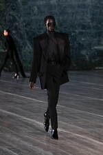 サンローラン 2024年メンズ夏コレクション - マスキュリンとフェミニン、自由な相互作用｜写真44