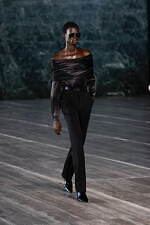 サンローラン 2024年メンズ夏コレクション - マスキュリンとフェミニン、自由な相互作用｜写真45