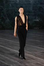 サンローラン 2024年メンズ夏コレクション - マスキュリンとフェミニン、自由な相互作用｜写真47