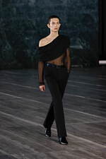 サンローラン 2024年メンズ夏コレクション - マスキュリンとフェミニン、自由な相互作用｜写真49