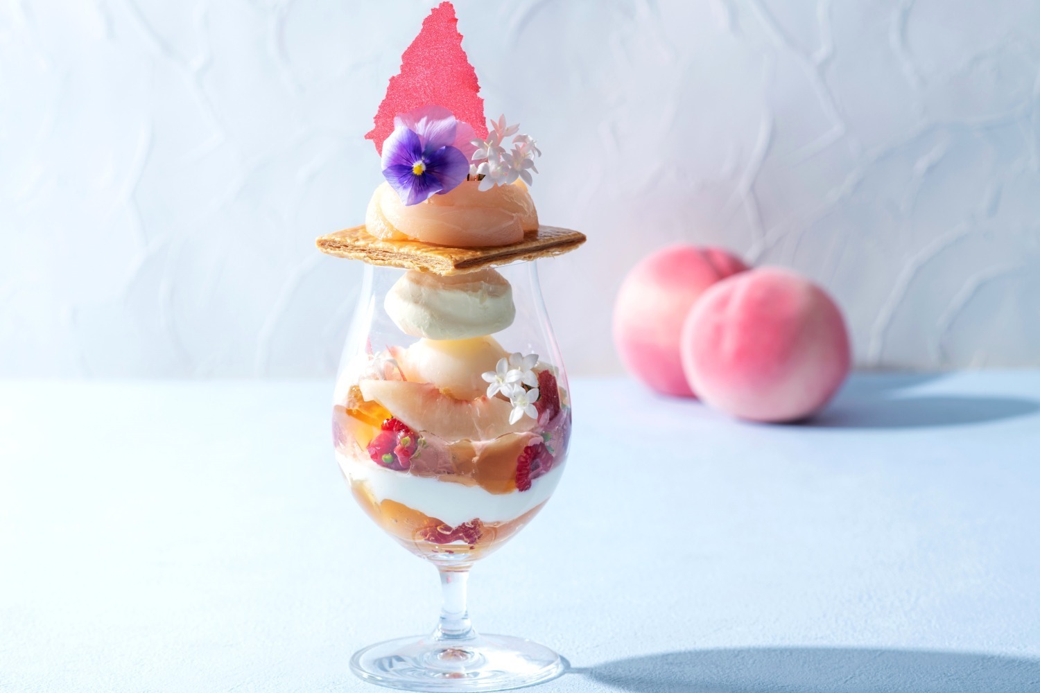 パルフェ｜“桃づくし”の花咲く夏限定パフェ、ヨコハマ グランド インターコンチネンタル ホテルで