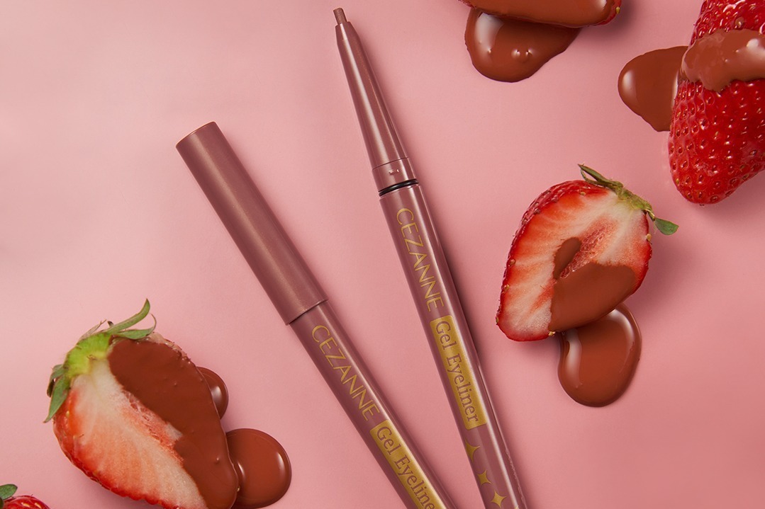 セザンヌ23年秋コスメ、“自然な毛流れが叶う”クリア眉マスカラ＆ピンクブラウンのジェルライナー