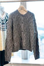 ユニクロ / イネス・ド・ラ・フレサンジュ23年秋冬新作、シアー素材のシャツ＆鮮やかリブニットなど｜写真9