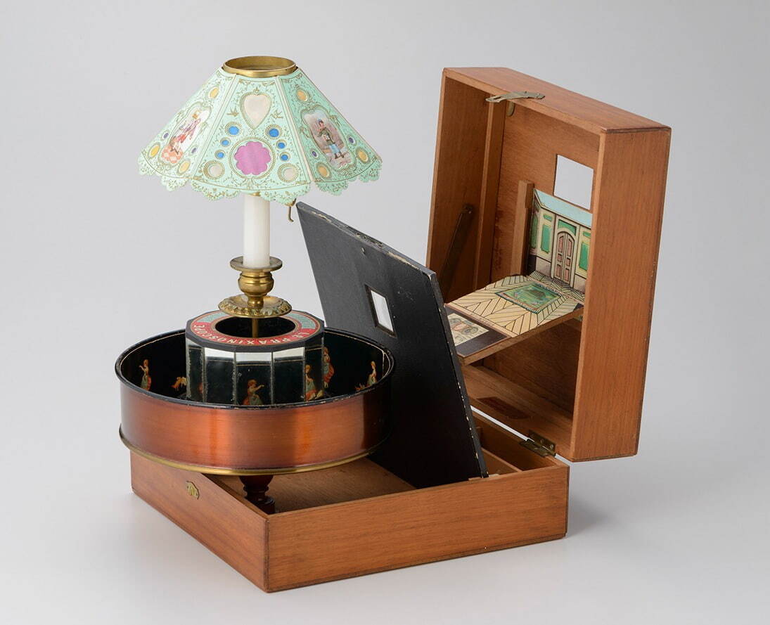 東京都写真美術館で“覗き見る”ことに着目したコレクション展、18～19世紀のカメラのレプリカなど展示｜写真1