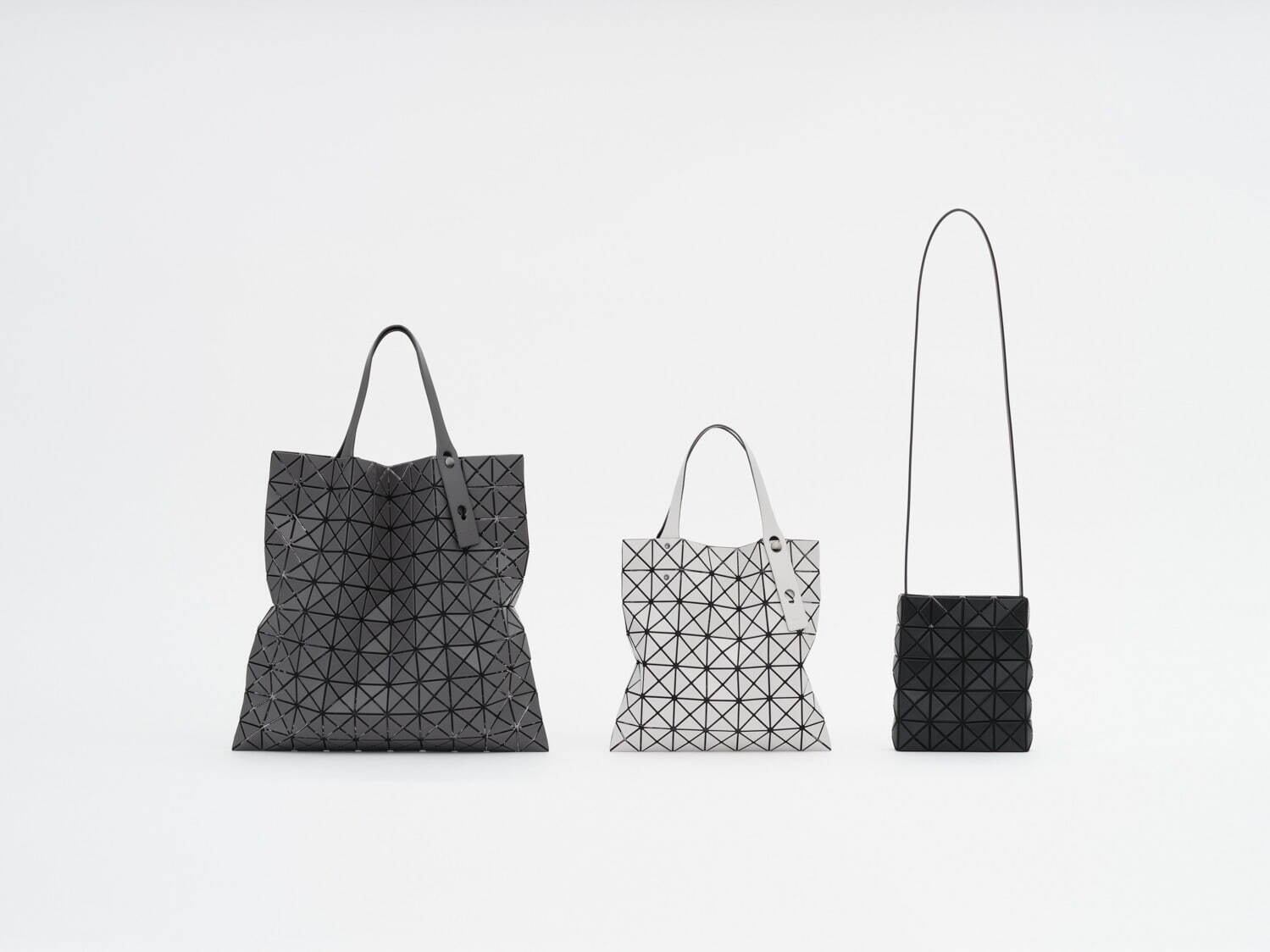 「PRISM MATTE」
Tote bag(H395 x W395) 55,000円
Small Tote bag(H275 x W275) 44,000円
Shoulder bag(H195×W160×D40) 39,600円
