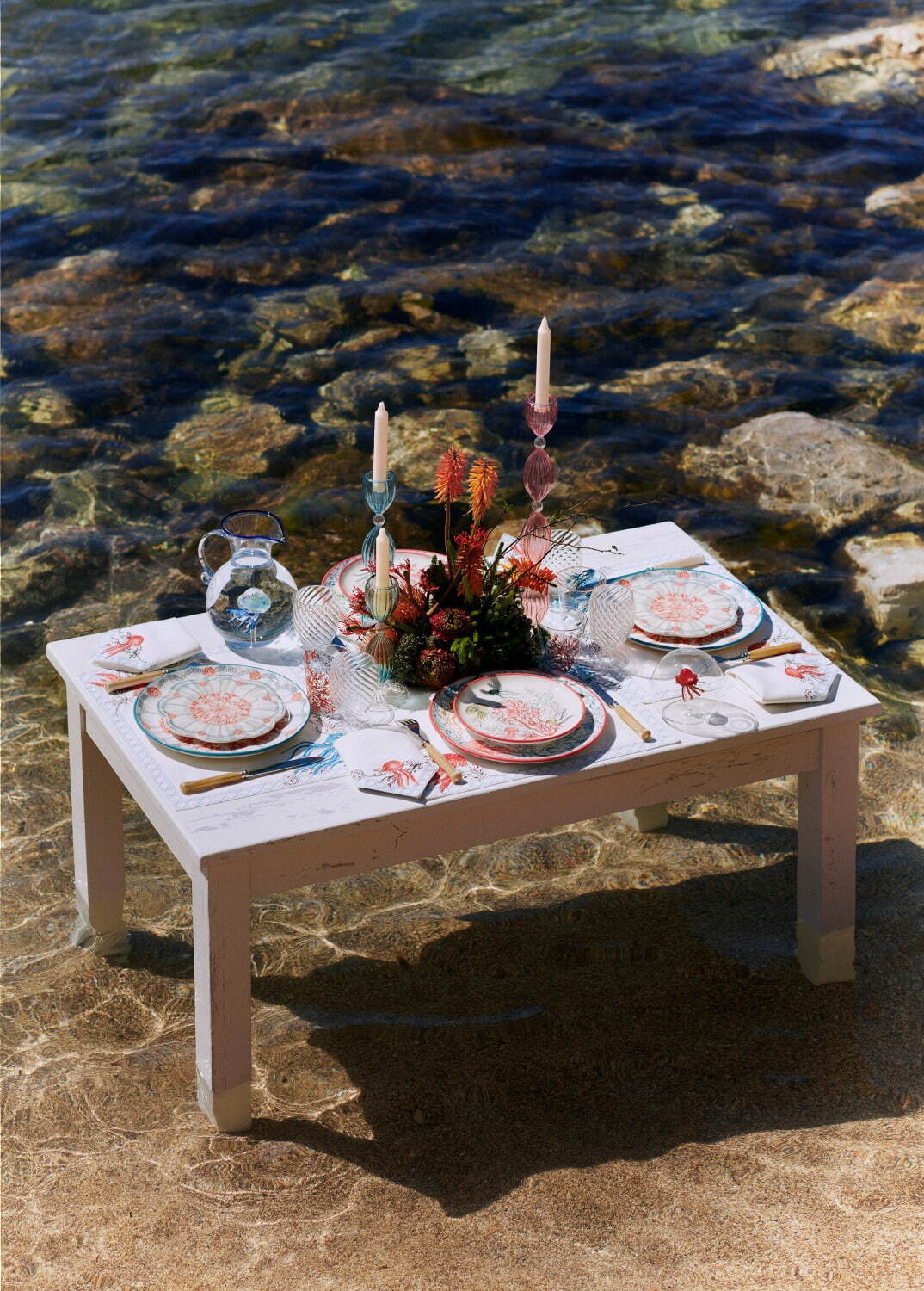 ディオール メゾン“海の世界”着想のテーブルウェア、“クラゲが浮遊する”水差し＆貝殻型プレート｜写真4