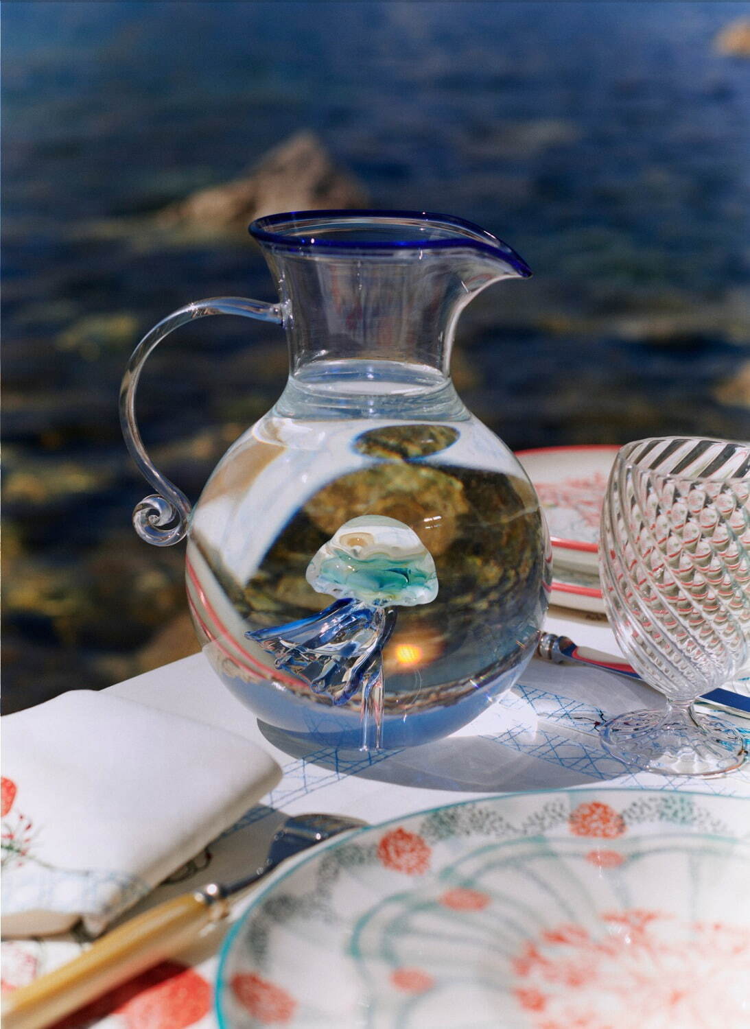 ディオール メゾン“海の世界”着想のテーブルウェア、“クラゲが浮遊する”水差し＆貝殻型プレート｜写真5