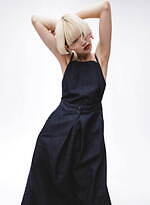 アメリ×Leeの初コラボ、デニムの“セパレート”オーバーオールやセミフレアドレス｜写真10